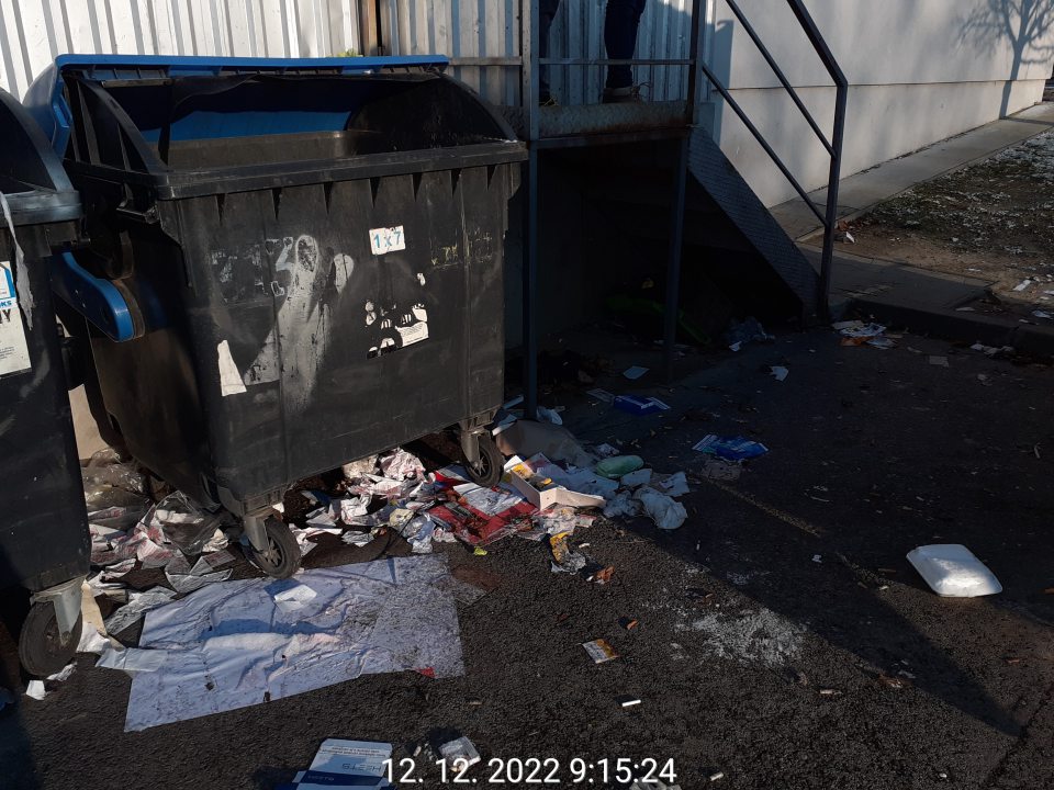 Znečistenie príjmovej rampy a okolia smetných košov.