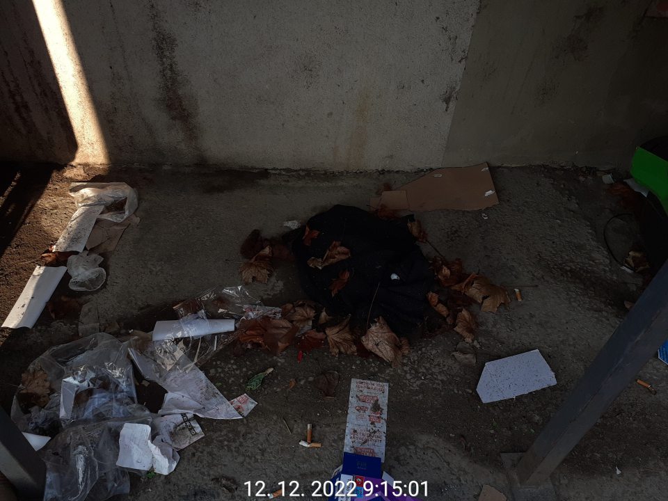Znečistenie pod príjmovou rampou prevádzky.