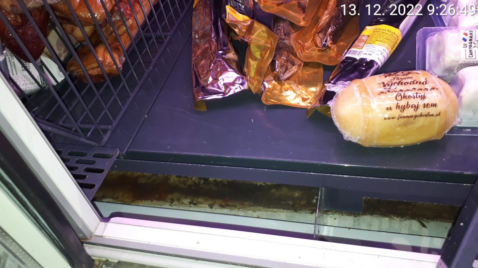 znečistený priestor pod mriežkami všetkých chladiacich vitrín (vitrína s balenými mäsovými a mliečnymi výrobkami, zákuskami, mliečnymi výrobkami, lahôdkami, pivom a nápojmi)