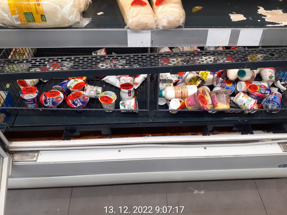 znečistený priestor pod mriežkami všetkých chladiacich vitrín (vitrína s balenými mäsovými a mliečnymi výrobkami, zákuskami, mliečnymi výrobkami, lahôdkami, pivom a nápojmi)