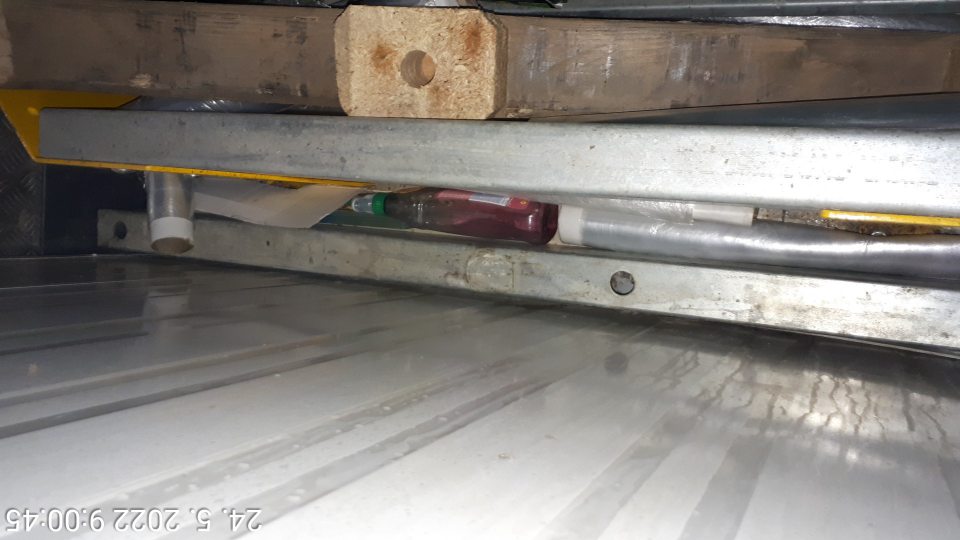 znečistenie rohov podlahy a predmety znečistené/zaprášené popadané medzi regálmi