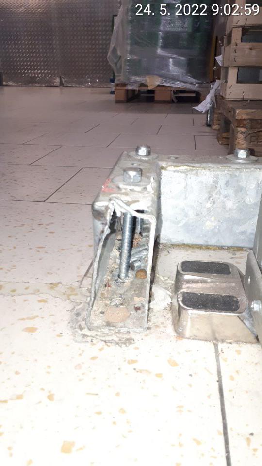 poškodenie a znečistenie v ochrannej kovovej kotve