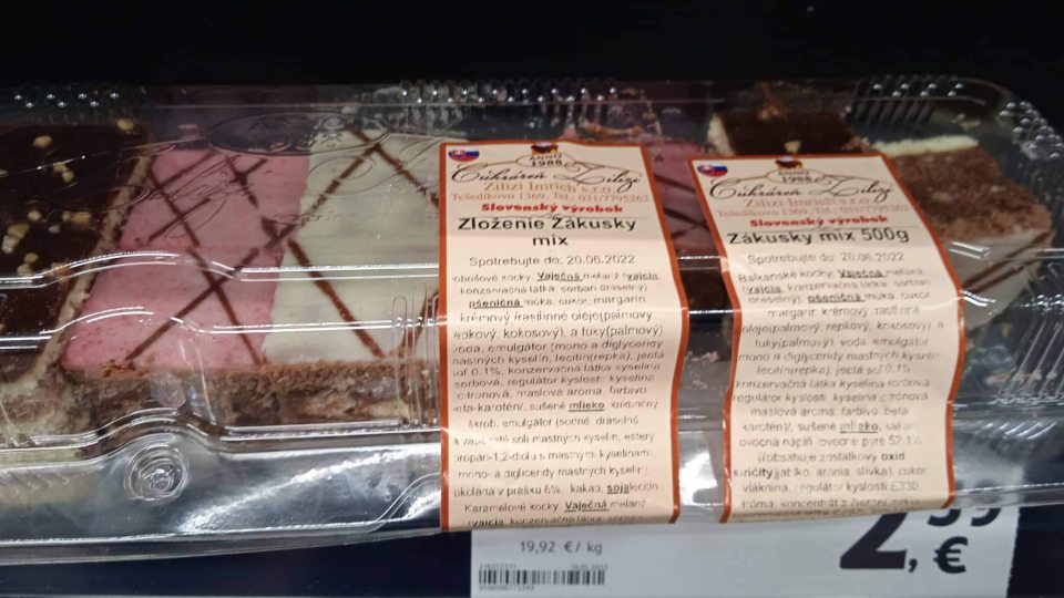 zákusky v chladiacej vitríne