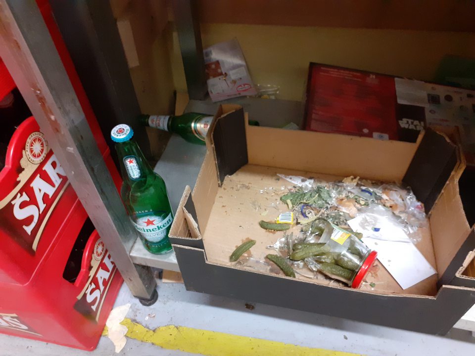 Znečistené podlahy v skladových priestoroch.