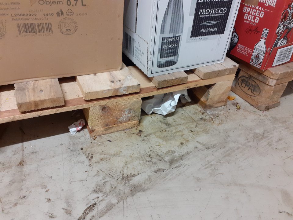 Znečistené podlahy v skladových priestoroch.