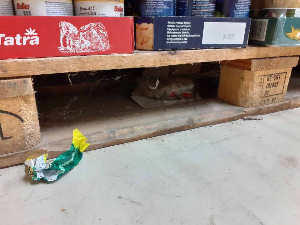 Znečistené podlahy v skladových priestoroch.