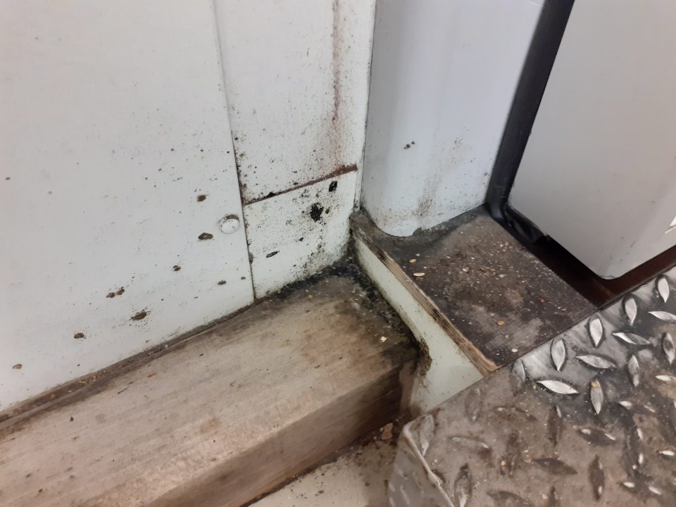 Znečistené podlahy v skladových priestoroch.