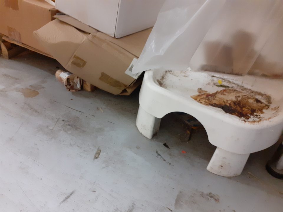 Znečistené podlahy v skladových priestoroch.