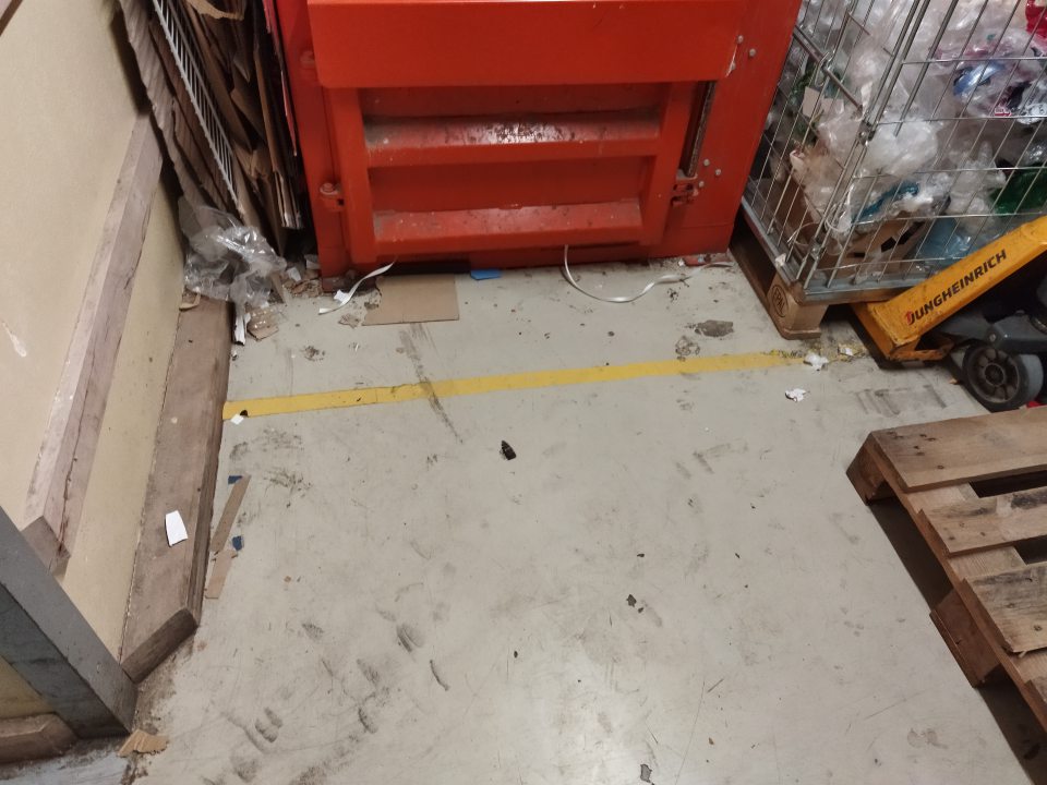 Znečistené podlahy nečistotami a rozsypaným obsahom potravín v zázemí pri skladovaní aj pri predaji potravín.