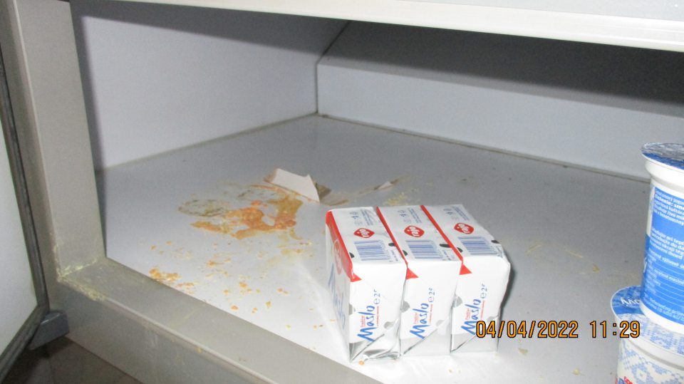 V chladiacej vitríne pri predaji mliečnych výrobkov vytečený obsah potravín. 