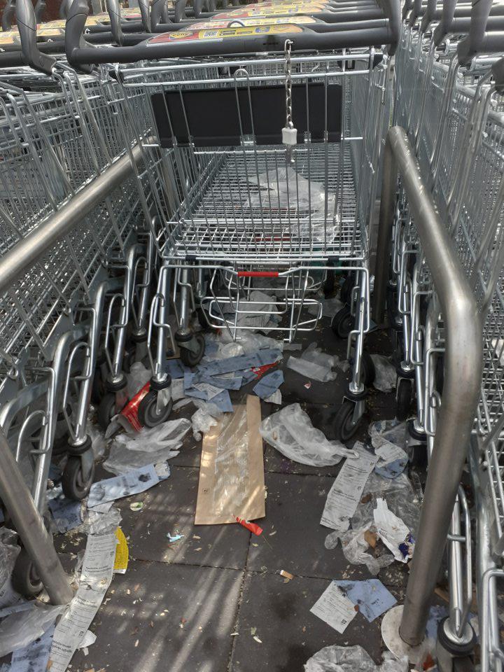 priestor na ukladanie nákupných vozíkov znečistený odpadkami /obalový materiál, igelitové sáčky, ohorky z cigariek, bloky z nákupov/