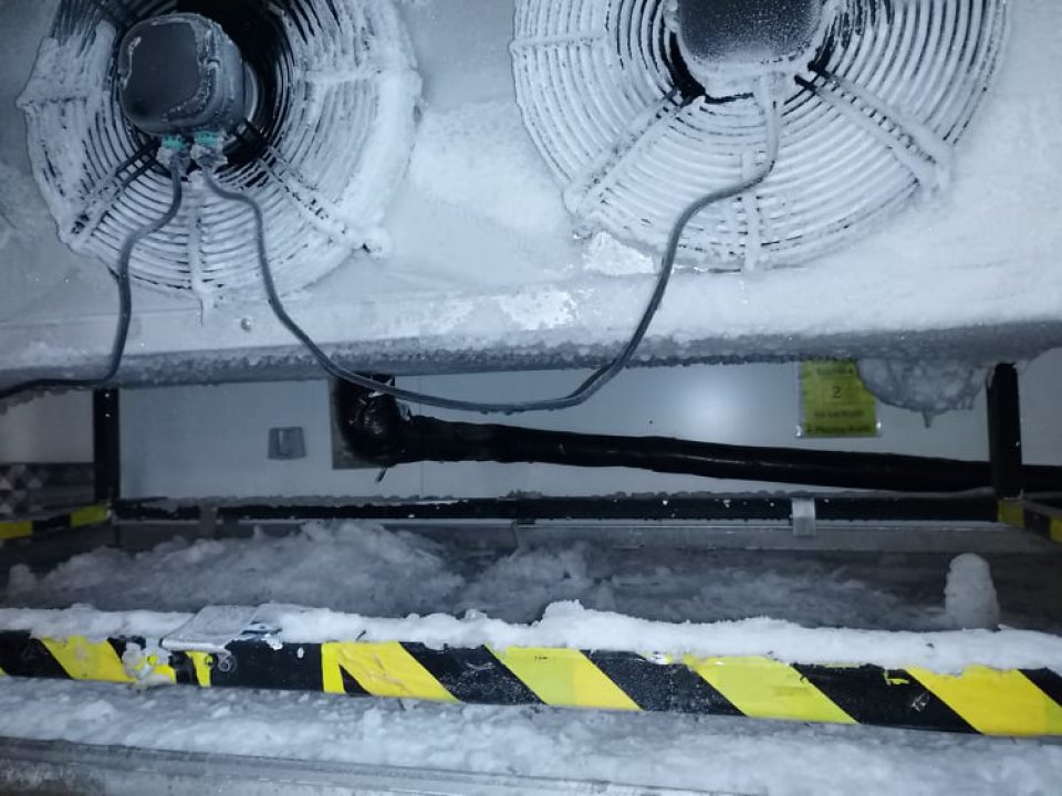 Mraziaci box určený na skladovanie polotovarov bol v oblasti chladiacej jednotky pokrytý hrubou vrstvou ľadu, rovnako ako aj podkladová doska pod touto jednotkou