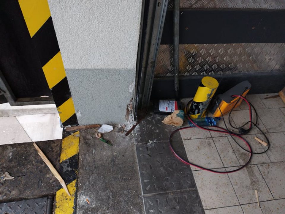 príjmová rampa bola znečistená zvyškami potravín a obalovým materiálom; bočné steny predmetnej rampy v oblasti pri dverách boli v zlom technickom stave - časť steny s chýbajúcou, resp. padajúcou omietkou