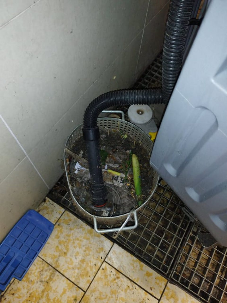 oblasť skladu, kde sa nachádzal stroj na čistenie podlahy celej prevádzkarne, vedrá, handry, mopy a iné pomôcky na upratovanie bola výrazne znečistená špinou, zvyškami rôznych obalových materiálov a taktiež bol zistený neporiadok v regáloch určených na dezinfekčné a čistiace prostriedky