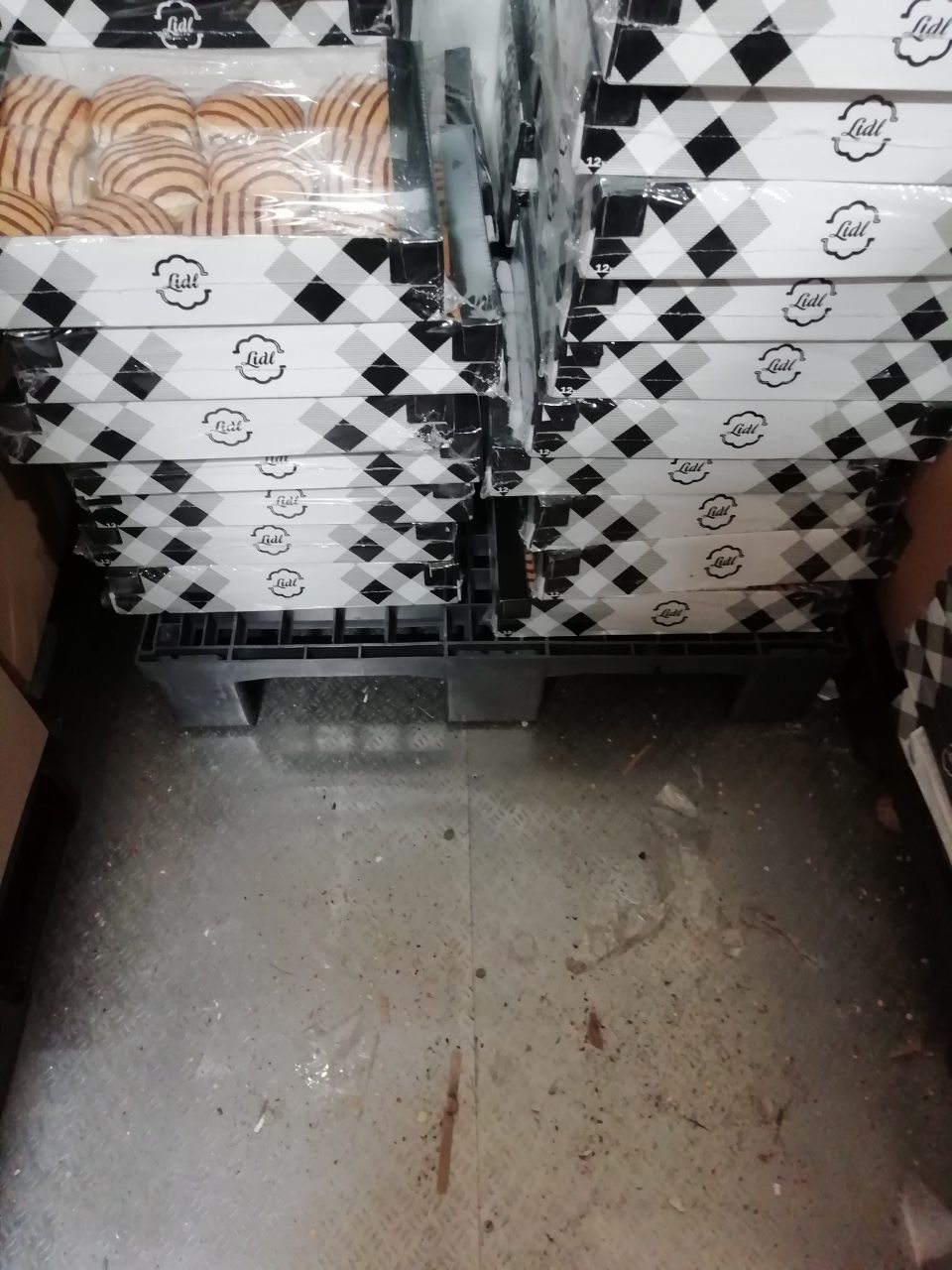 Znečistená podlaha v mraziacom boxe.