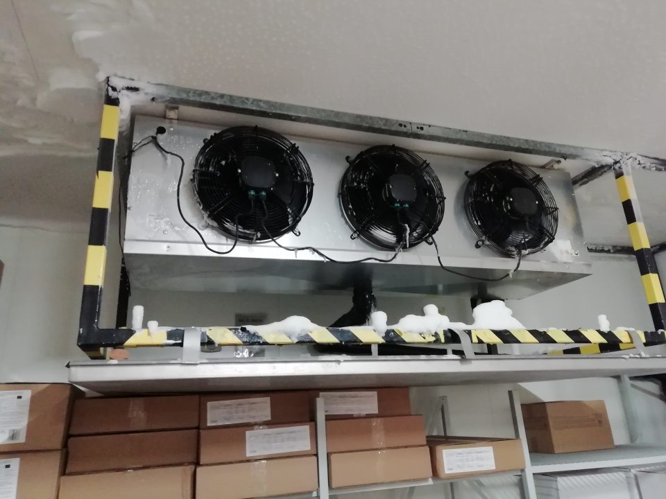 Námraza v mraziacom boxe, v ktorom sú skladované pekárske polotovary.