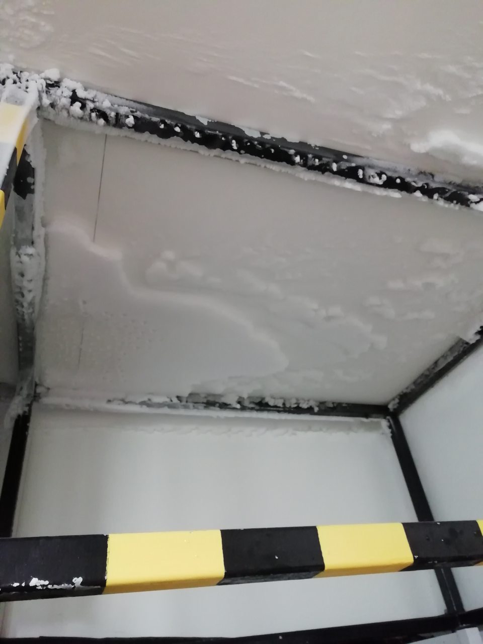 Námraza v mraziacom boxe, v ktorom sú skladované pekárske polotovary.