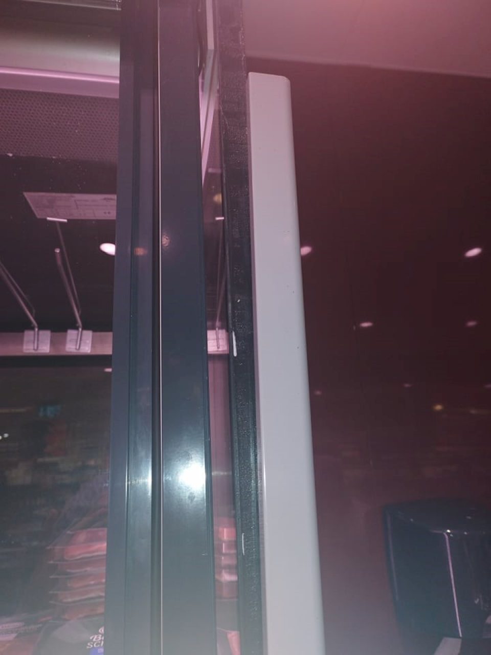 Znečistenie a zlý stav údržby chladiarenských zariadení na predajnej ploche.