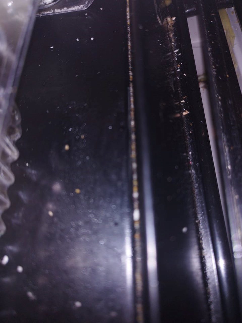 Znečistenie chladiarenských zariadení na predajnej ploche.