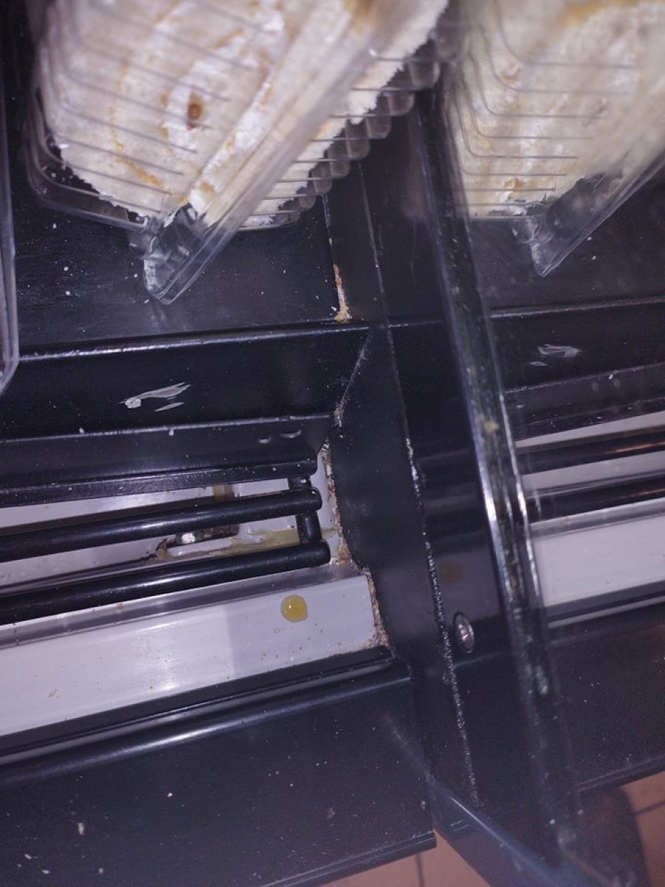 Znečistenie chladiarenských zariadení na predajnej ploche.