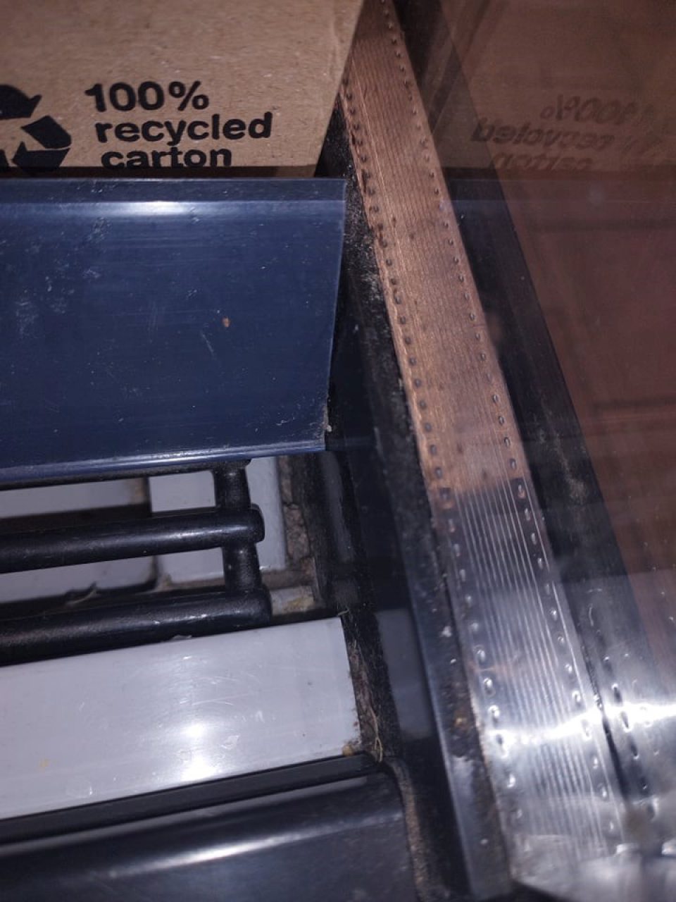 Znečistenie chladiarenských zariadení na predajnej ploche.