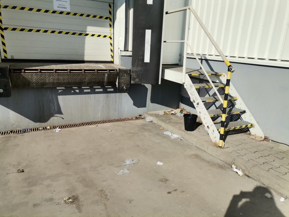 znečistenie príjmovej rampy odpadom z kovových klietok