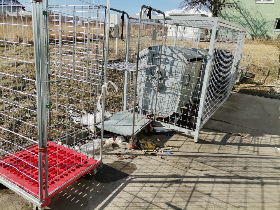 vonkajší priestor prevádzkarne - nechránený pred poveternostnými vplyvmi, čím bolo okolie ( priestor pod rampou, zatrávnené plochy okolo prevádzkarne, prístupový chodník parkovisko a cesta) značne znečistené kúskami odpadov