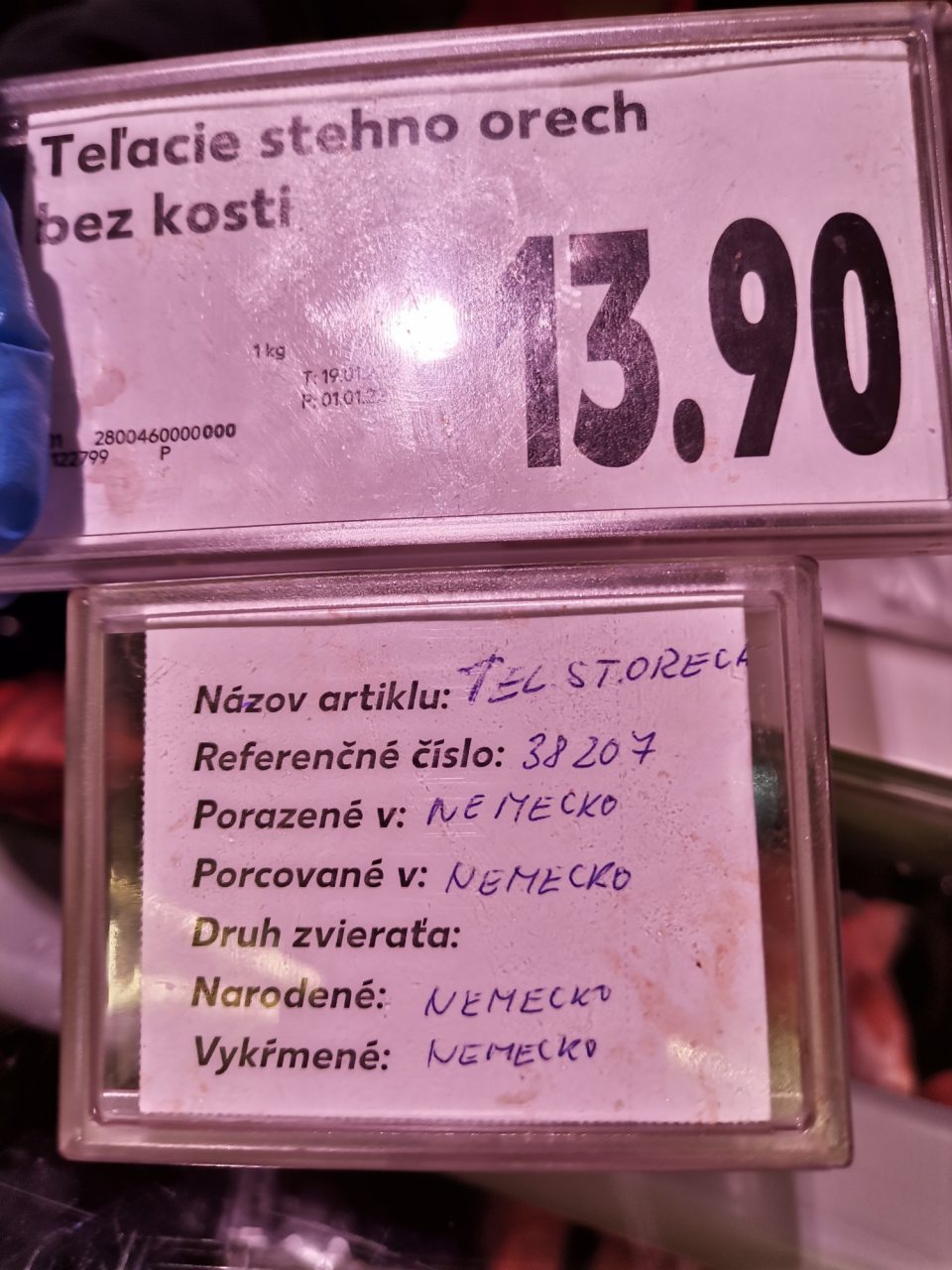 Nesprávne označenie hovädzieho mäsa po otvorení originálnych balení - chýbajúce číslo bitúnku a rozrábkarne.