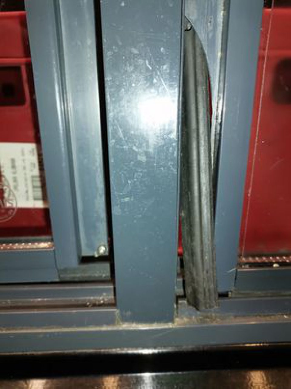 Poškodené gumené tesnenia na chlad. zariadení v odd. mäsa.