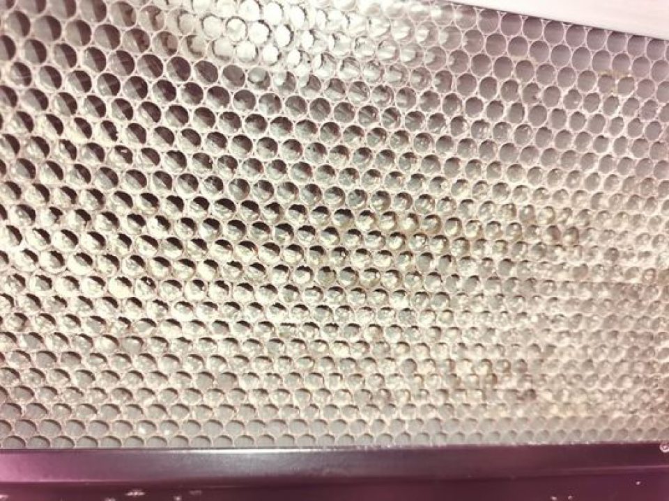 Znečistenie kovovej mriežky chladiarenských zariadení na odd. mäsových výrobkov.