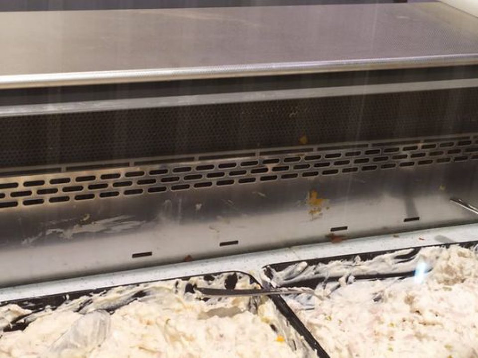 Znečistené chladiarenské zariadenie s nebalenými lah. výrobkami.