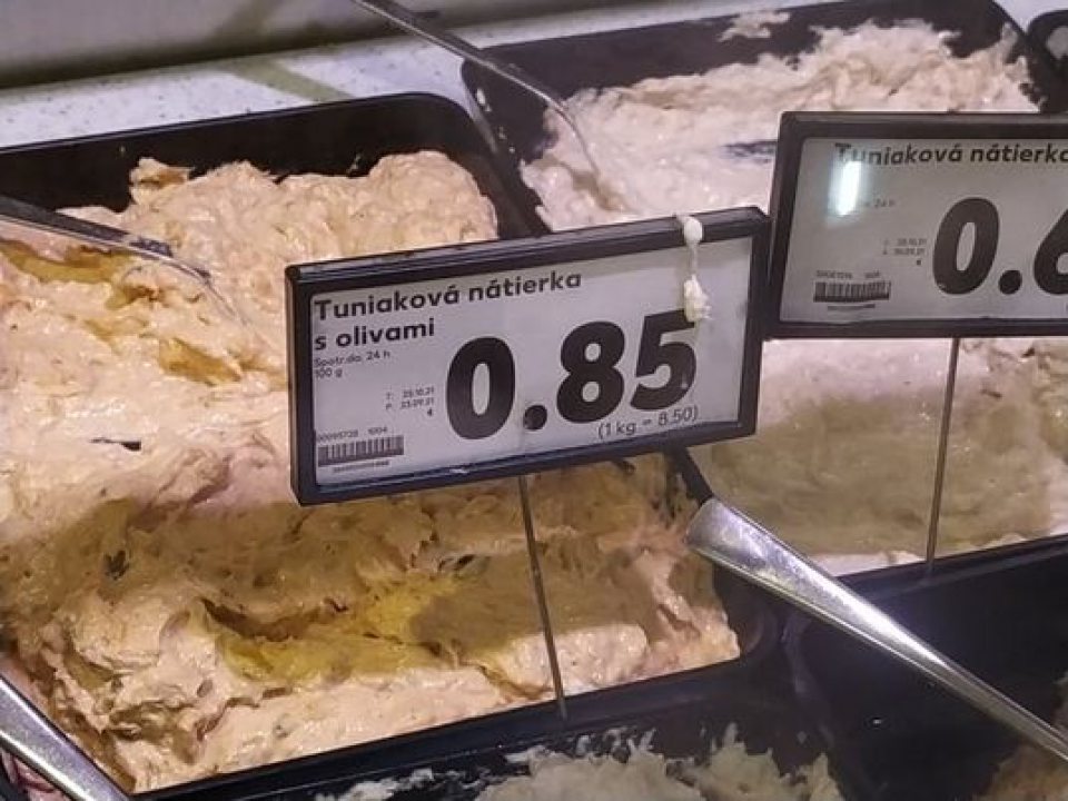 Nebalené výrobky neboli na výveske v bezprostrednej blízkosti ich umiestnenia označené údajom o zložení a prípadných alergénoch.