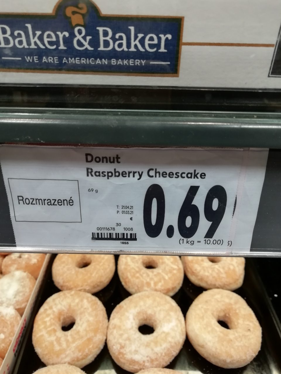 Nebalené pekárenské výrobky neboli na výveske v bezprostrednej blízkosti ich umiestnenia označené údajom o zložení a prípadných alergénoch.