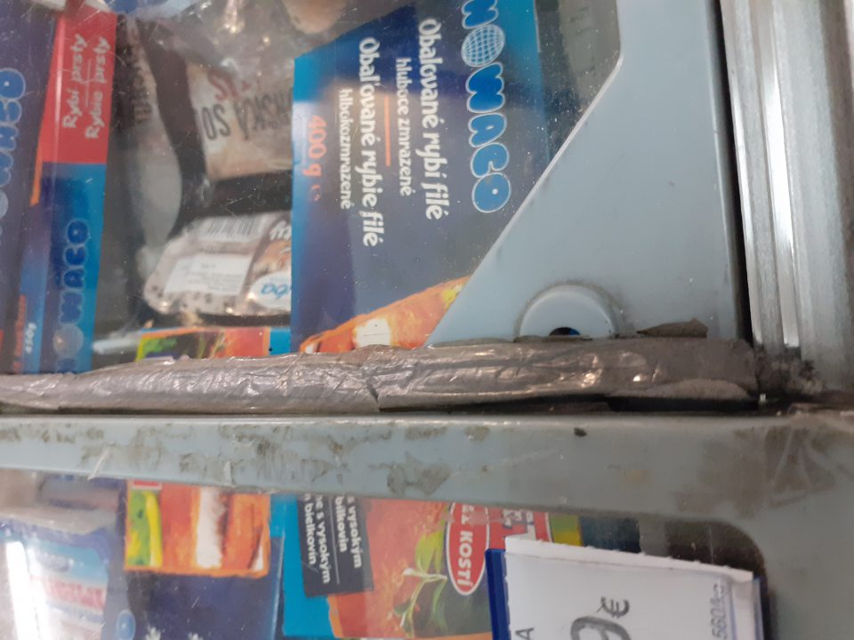 Poškodené tesnenie na mraziarenskom zariadení na predajnej ploche.