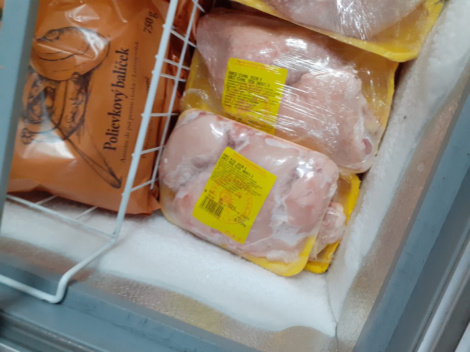 Námraza v mraziarenskom zariadení na predajnej ploche.