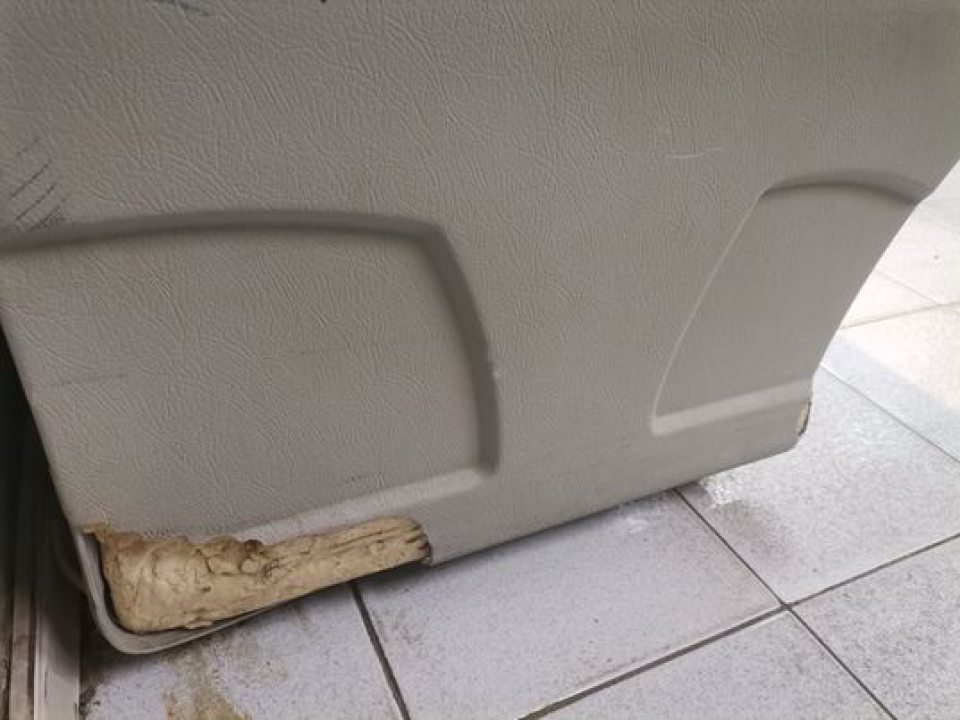 Poškodenie celistvosti povrchovej plastovej časti chladiarenského zariadenia na predajnej ploche.