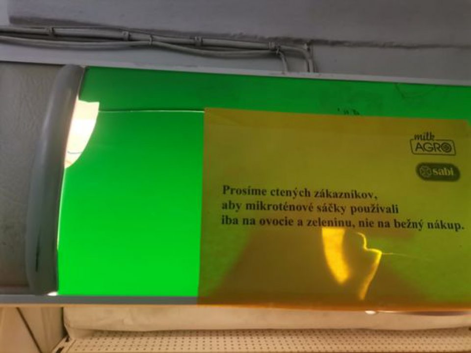 Poškodený plastový kryt na svetlo na chladiarenskom zariadení na predajnej ploche.