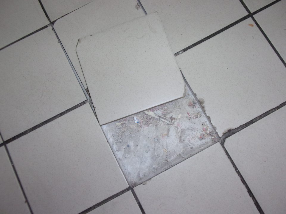 Poškodená podlaha v sklade.