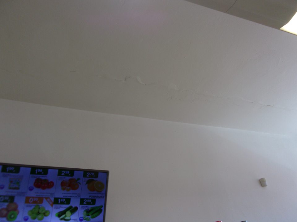Zatekajúci strop a začiatky opadávania omietky.