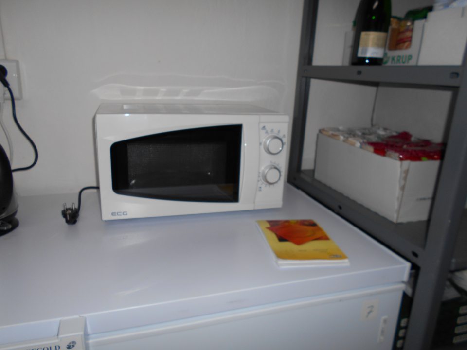 Na mraz. boxe v sklade uložená mikrovln.rúra a varná kanvica.