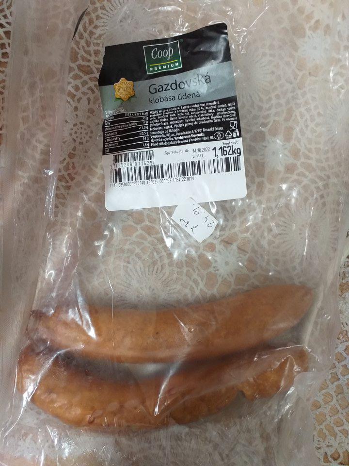 Predaj troch druhov výrobkov - otvorených predajcom a porciovaných predajcom, uvedené výrobky predávané s rozporom v údaji o spotrebe udanej výrobcom danej potraviny. Neprimerané predlžovanie dátumu spotreby po otvorení originálneho obalu.