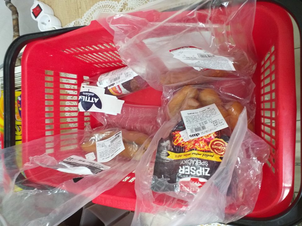 Predaj troch druhov výrobkov - otvorených predajcom a porciovaných predajcom, uvedené výrobky predávané s rozporom v údaji o spotrebe udanej výrobcom danej potraviny. Neprimerané predlžovanie dátumu spotreby po otvorení originálneho obalu.