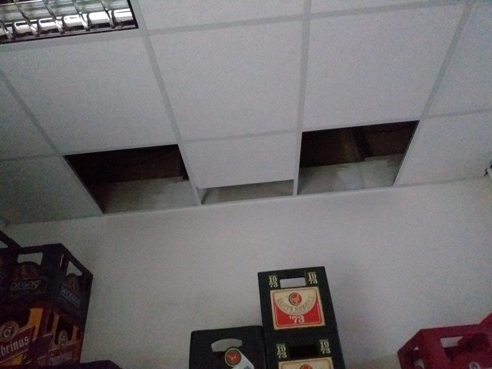 strop v sklade vratných sklenených obalov v zlom stave údržby - chýbajúce stropné kazety