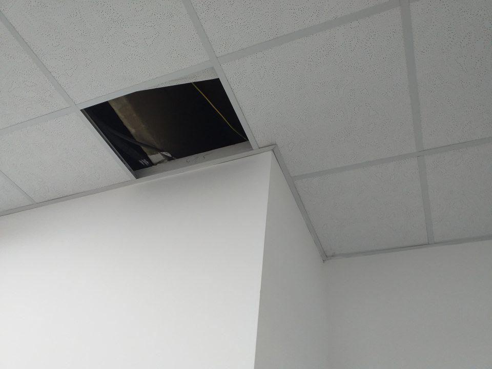 strop v manipulačnej chodbe v zlom stave údržby - chýbajúce stropné kazety