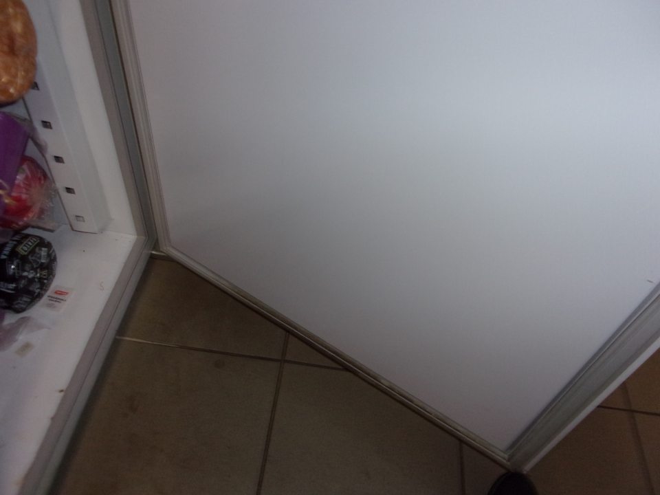 Znečistené tesnenie chladničky.