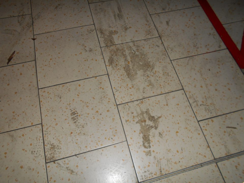 Znečistená podlaha v sklade.