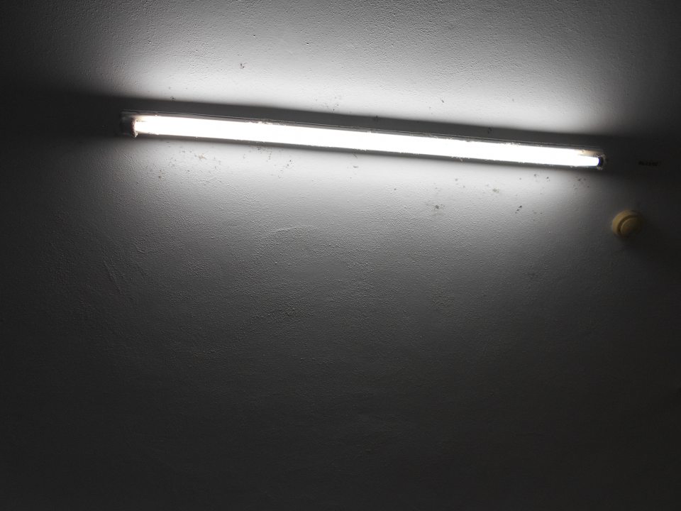 Znečistené stropné svetlá v sklade.