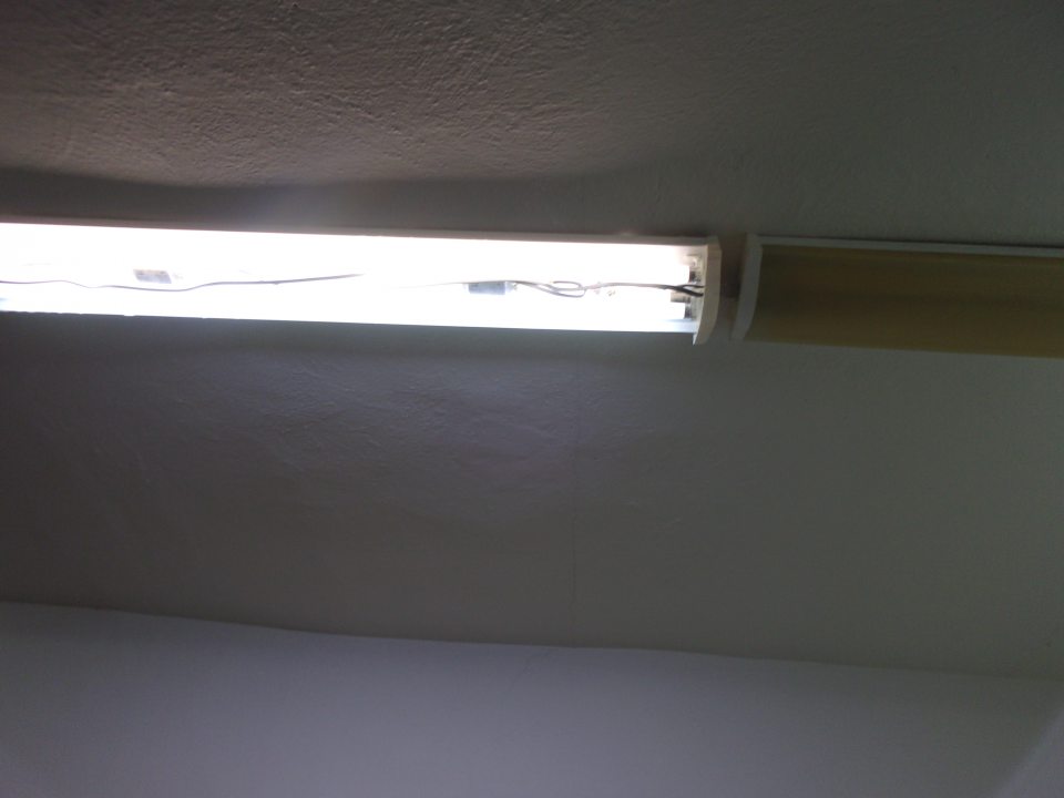 Svetlo v sklade je bez krytu.