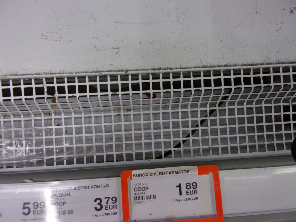 Znečistený priestor pod mriežkami.