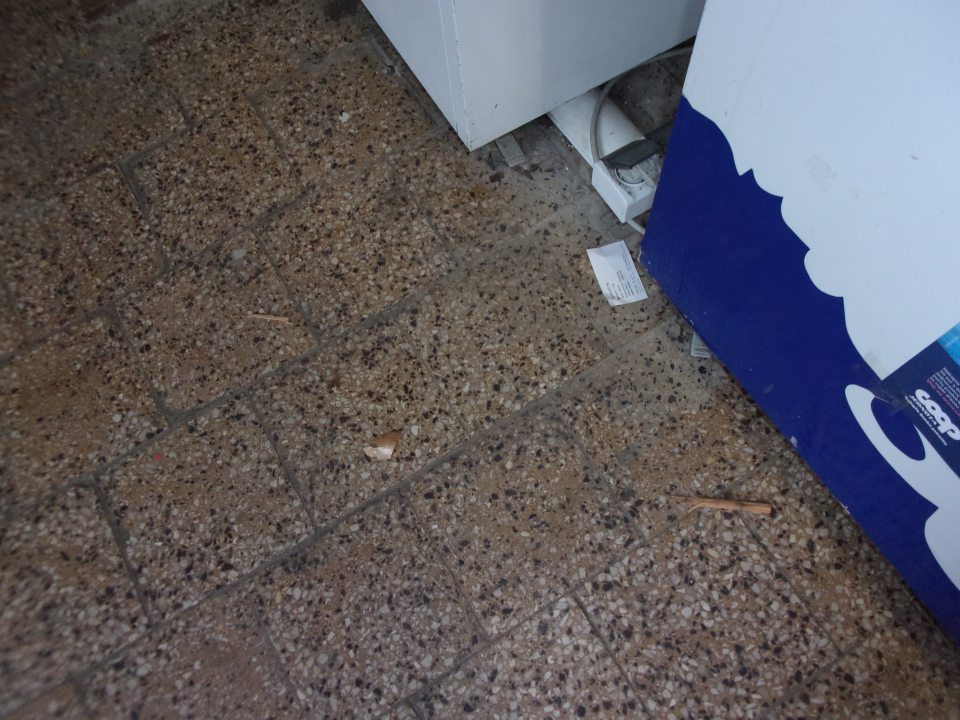 Znečistená podlaha v priestore prevádzky.